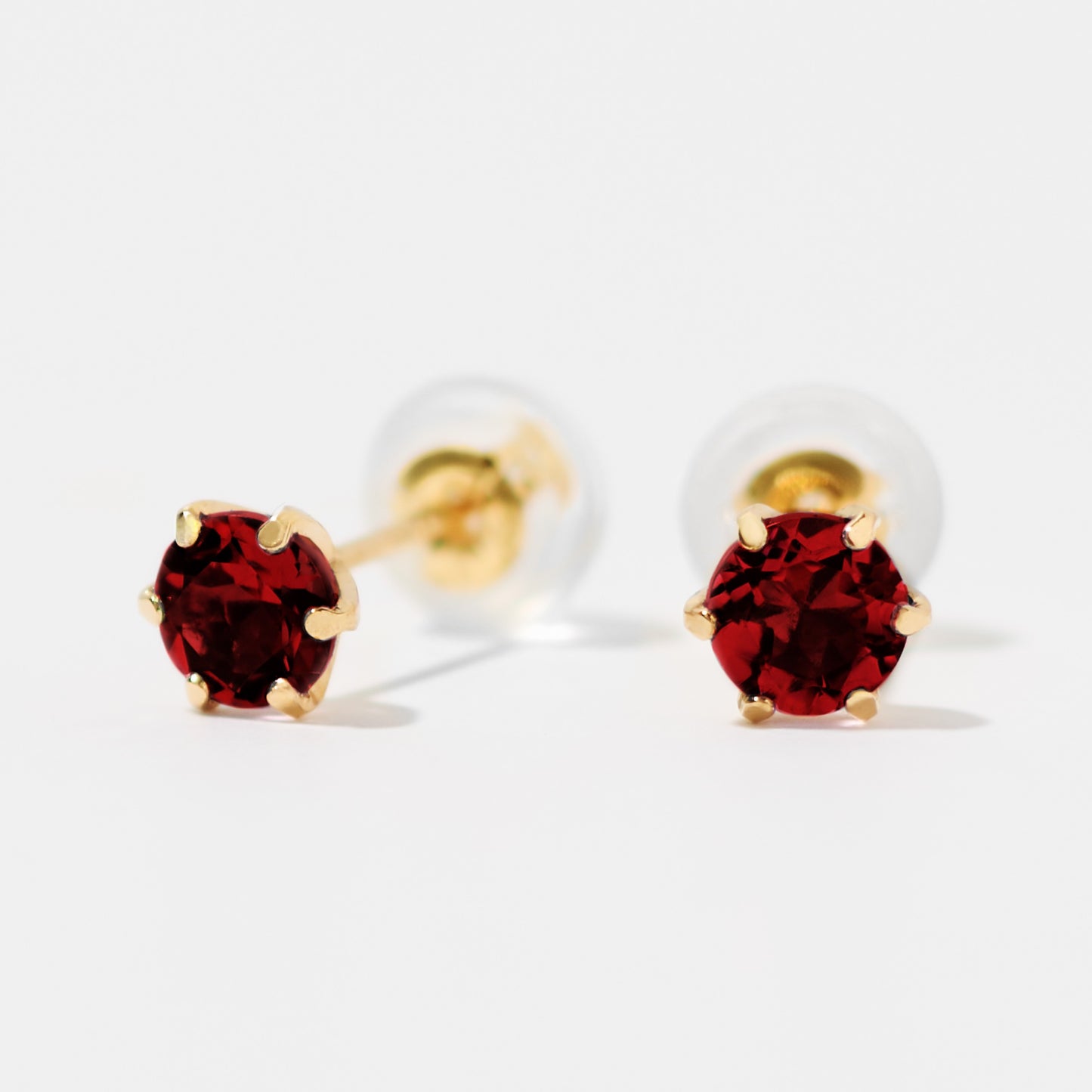 K18 誕生石スタッドピアス  4mm （1月：ガーネット）