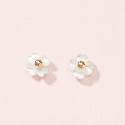 K10  フラワーシェル スタッドピアス（ヒイラギ）