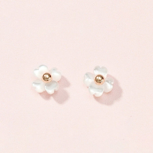 K10  フラワーシェル スタッドピアス（ヒイラギ）