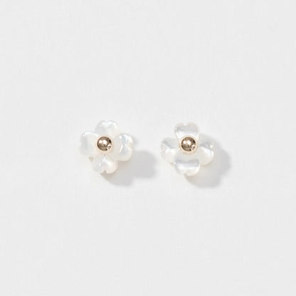 K10  フラワーシェル スタッドピアス（ヒイラギ）