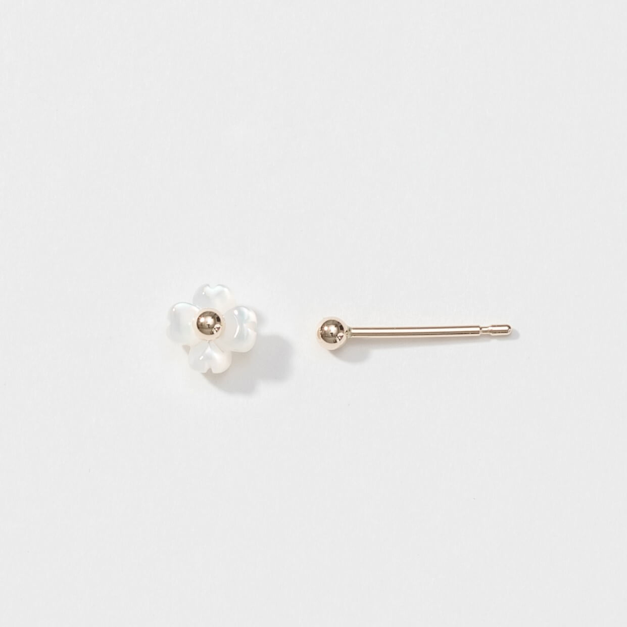 K10  フラワーシェル スタッドピアス（ヒイラギ）