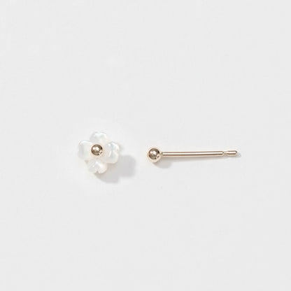K10  フラワーシェル スタッドピアス（ヒイラギ）