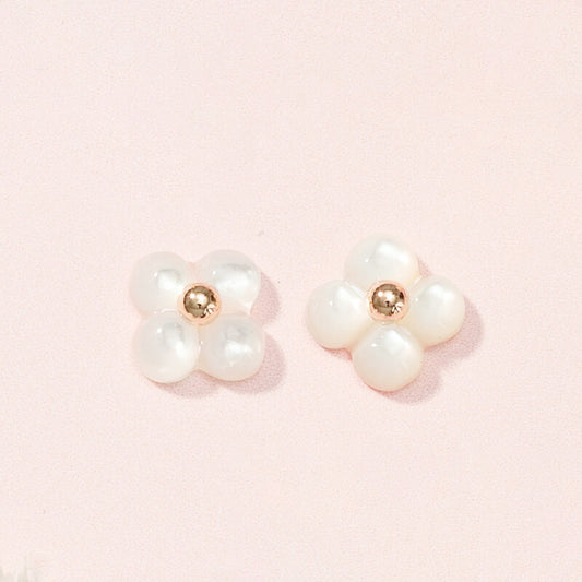 K10 フラワーシェル スタッドピアス（アジサイ）