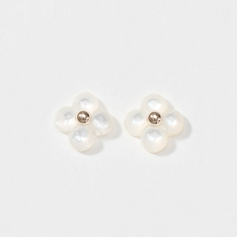 K10 フラワーシェル スタッドピアス（アジサイ）