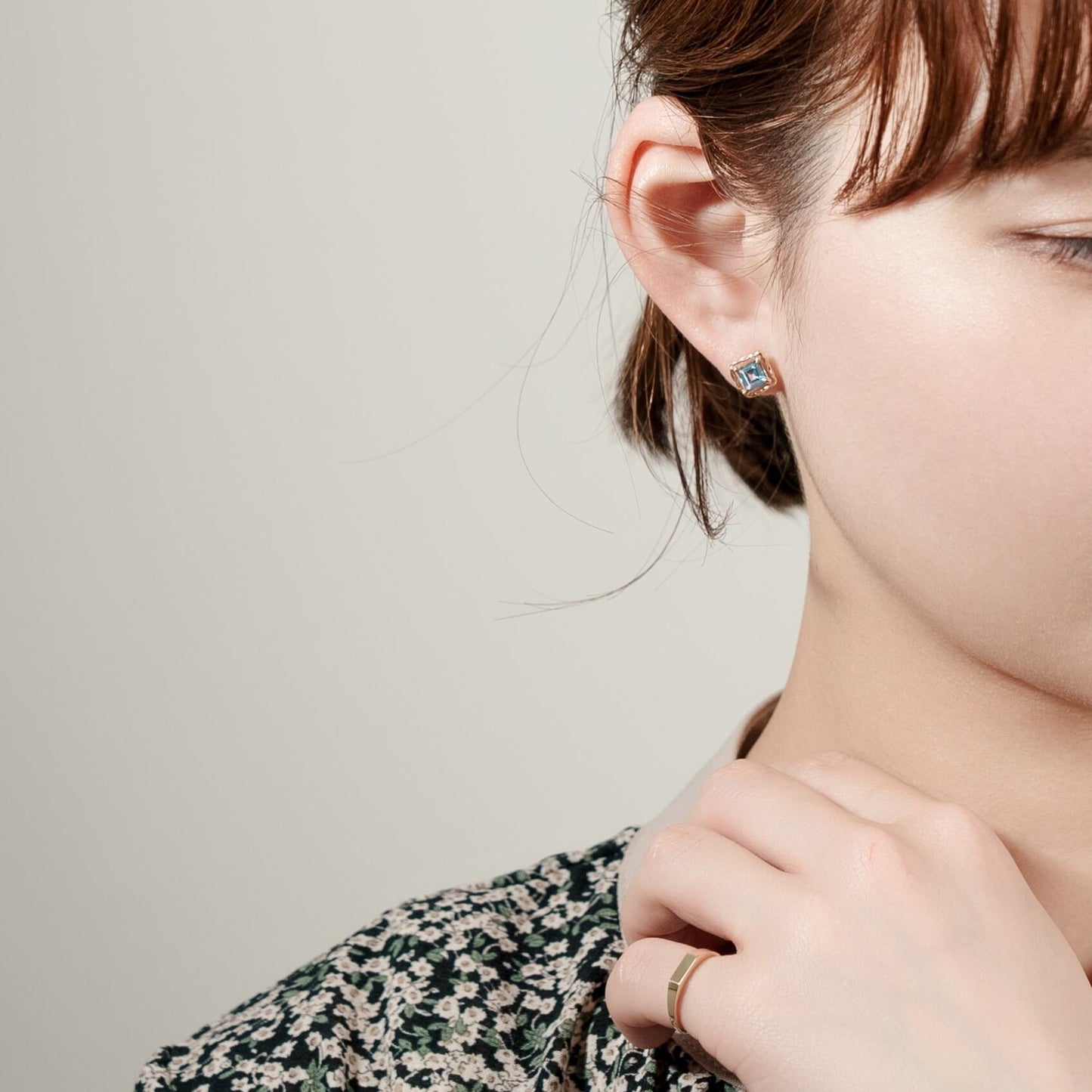 K10 シンセチックアクアスピネル スタッドピアス