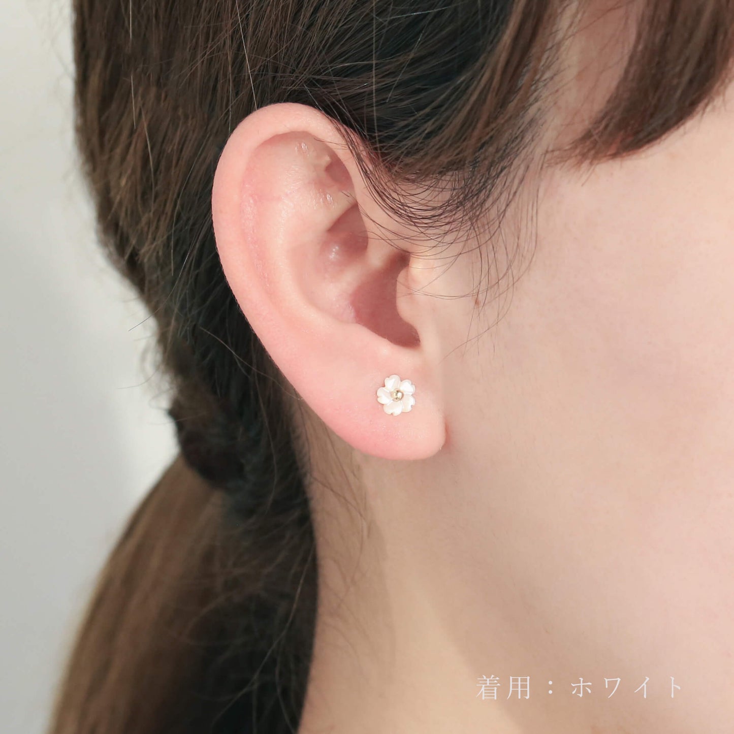 K10 フラワーシェル スタッドピアス（ホワイト）