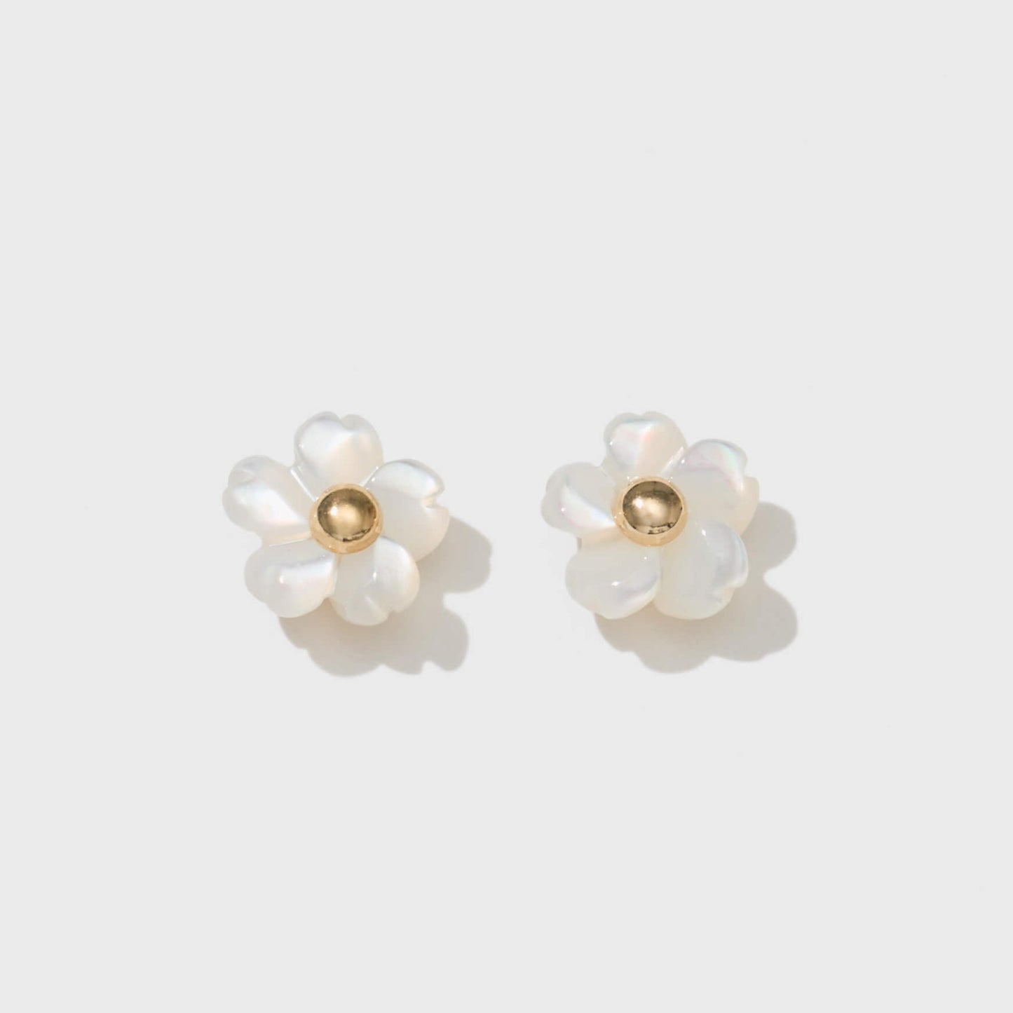 K10 フラワーシェル スタッドピアス（ホワイト）