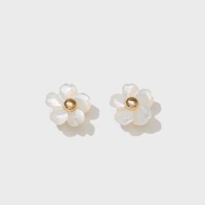 K10 フラワーシェル スタッドピアス（ホワイト）