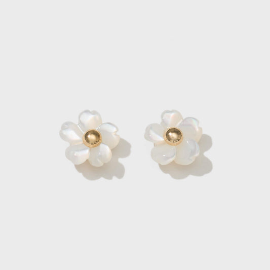 K10 フラワーシェル スタッドピアス（ホワイト）