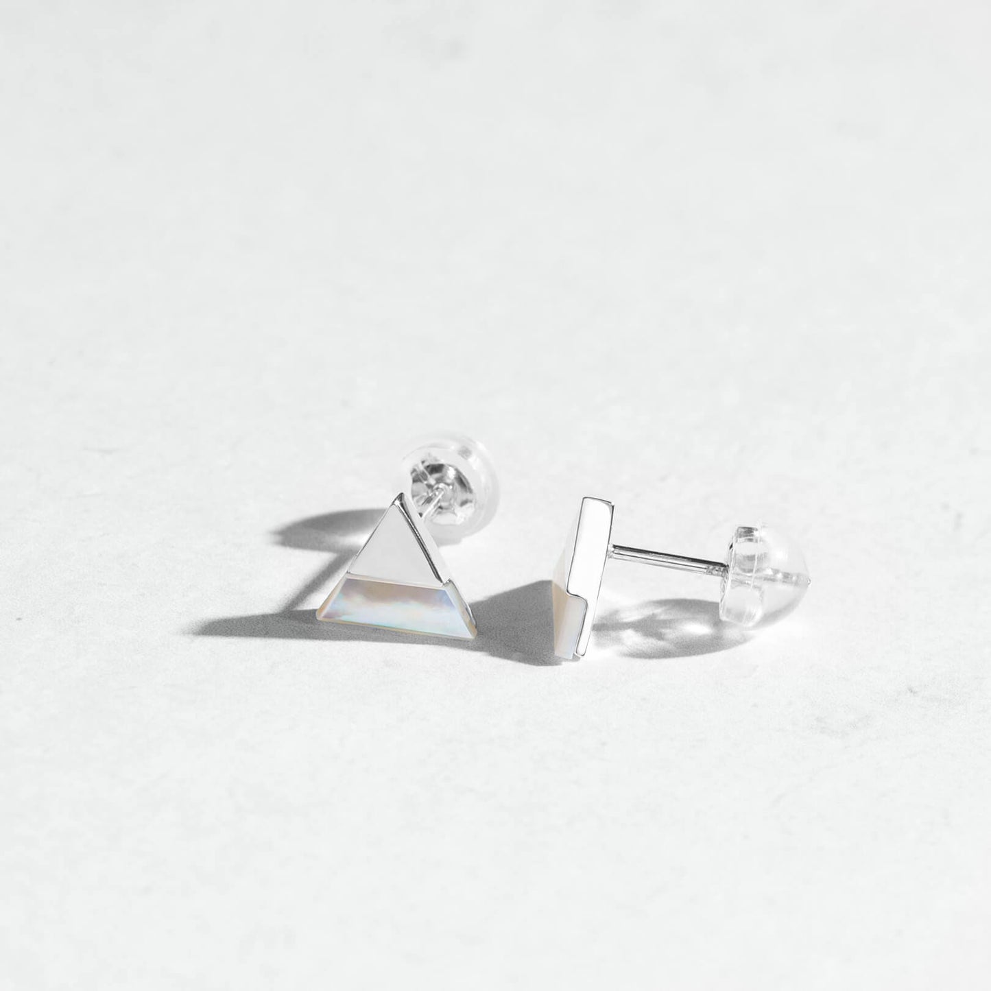 K10 ホワイトシェル スタッドピアス（△：WG）