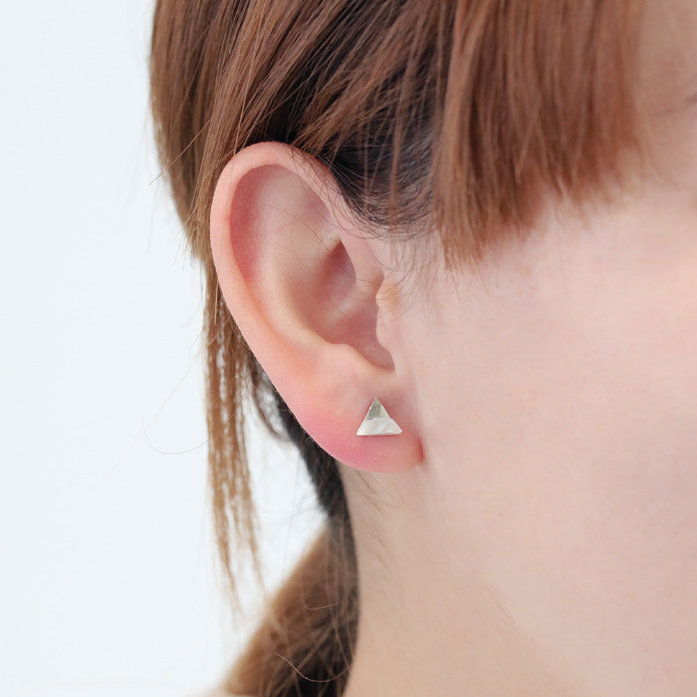 K10 ホワイトシェル スタッドピアス（△：WG）