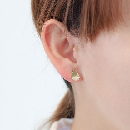 K10 ホワイトシェル スタッドピアス（ツユ：YG）