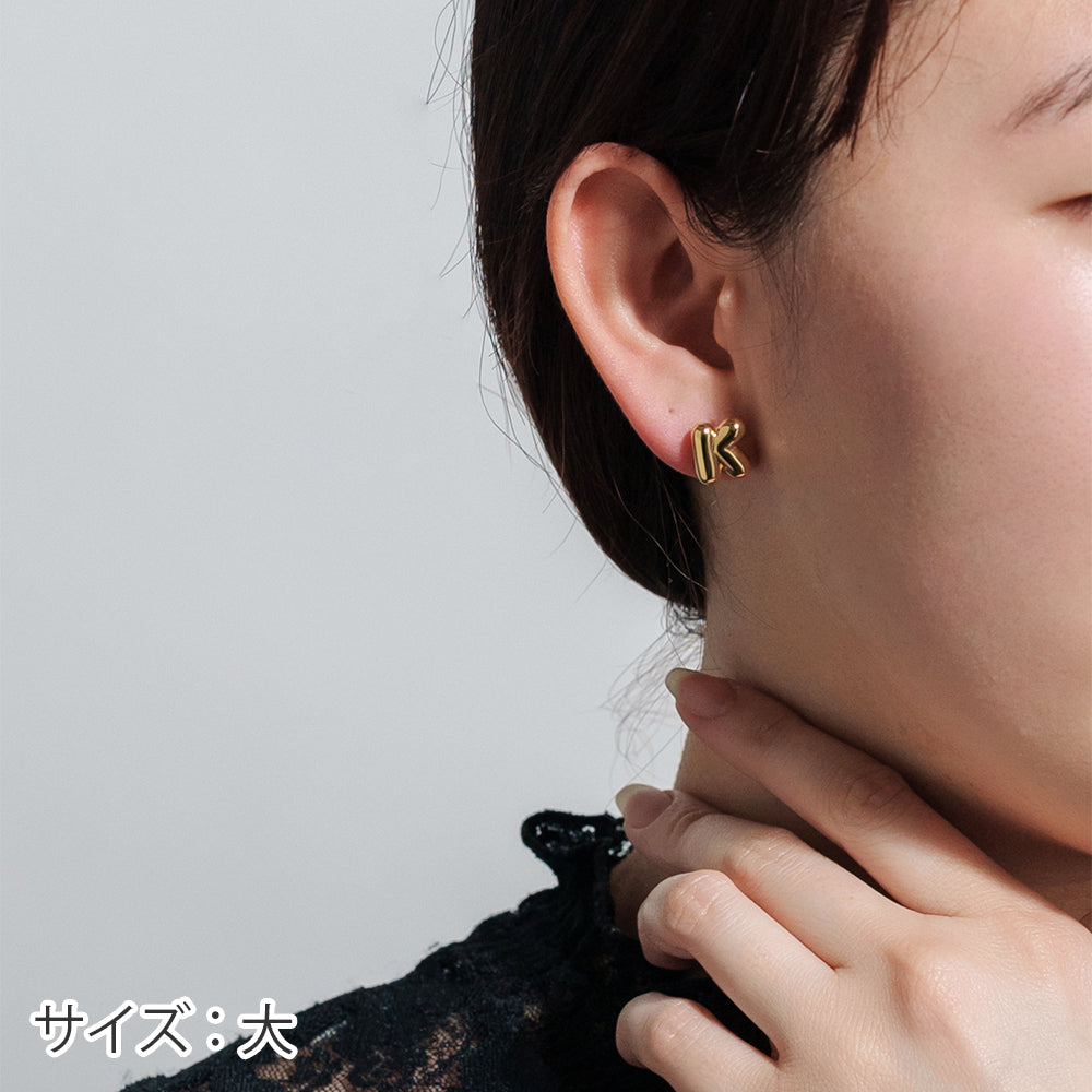 【片耳】SV925 イニシャルピアス （K：大/小）