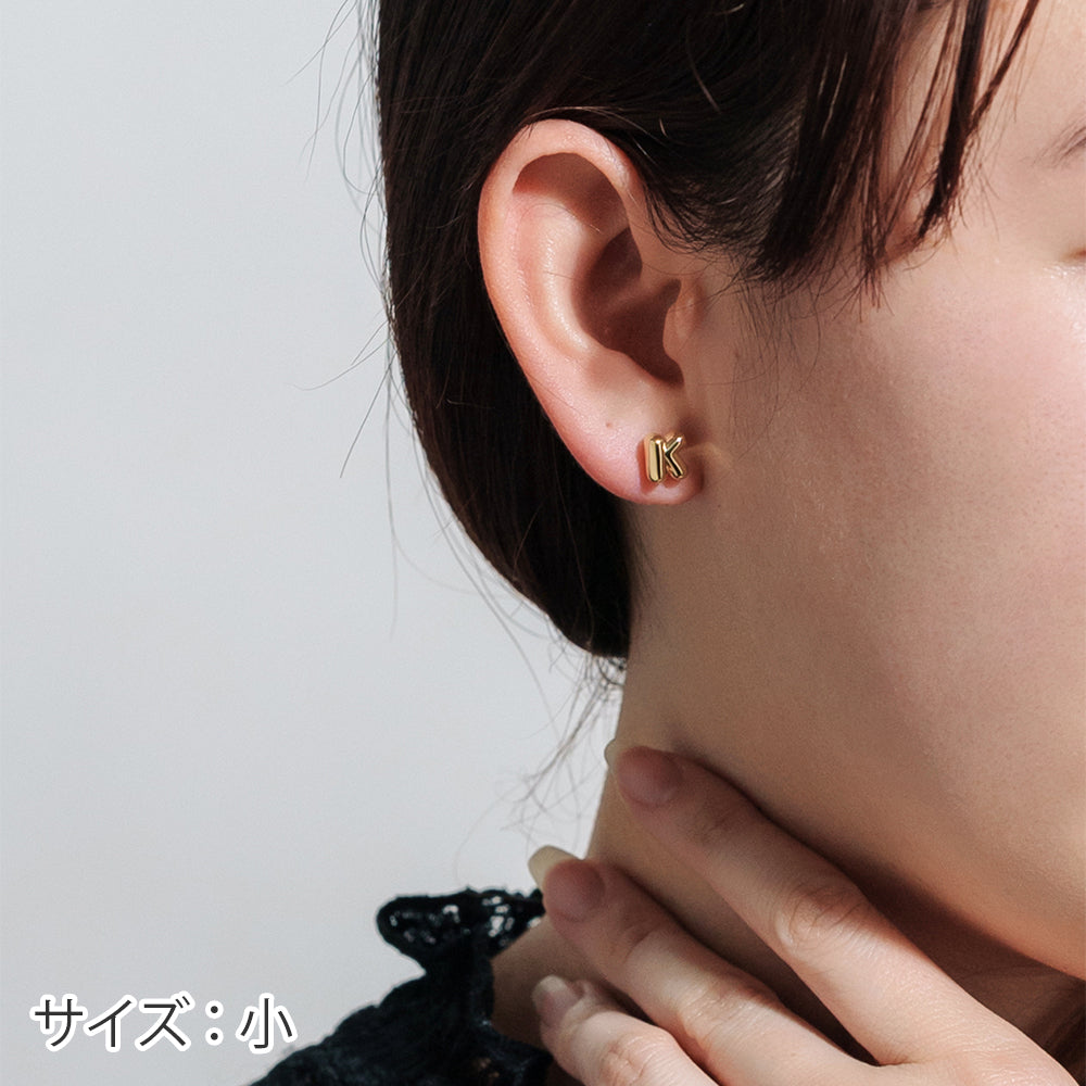 【片耳】SV925 イニシャルピアス （K：大/小）