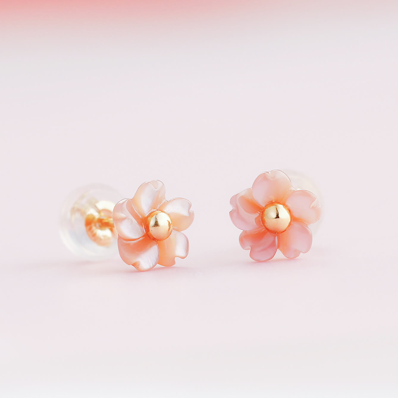 K10 フラワーシェル スタッドピアス（ピンク）